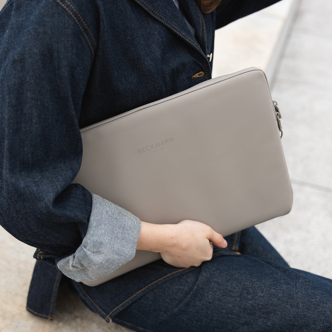 Laptop sleeve medium Street, Warm Grey